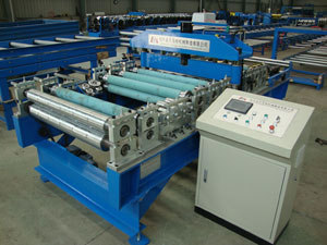 Máquina perfiladeira de painel sandwich